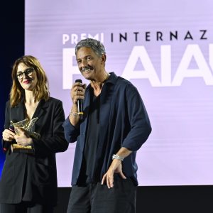 Paola Cortellesi riceve il Pegaso d'oro da Rosario Fiorello